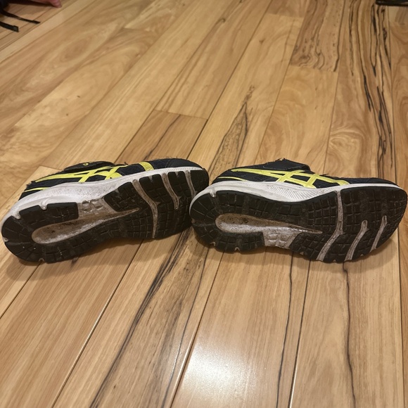 Size kids 13 asic running shoes - Picture 2 of 2